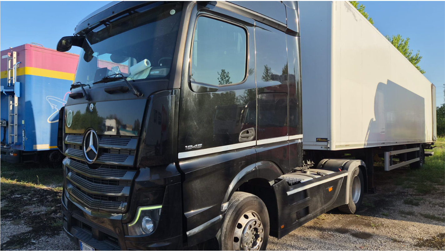 Motrice Mercedes-Benz Actros agganciata a un semirimorchio